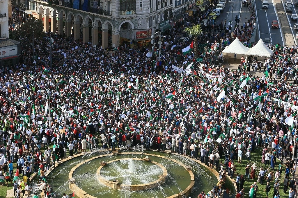 Argelinos protestan en solidaridad con los palestinos en Gaza después de la mortal explosión en el hospital Al Ahli, en Argel, Argelia, el 19 de octubre de 2023. Foto Ap