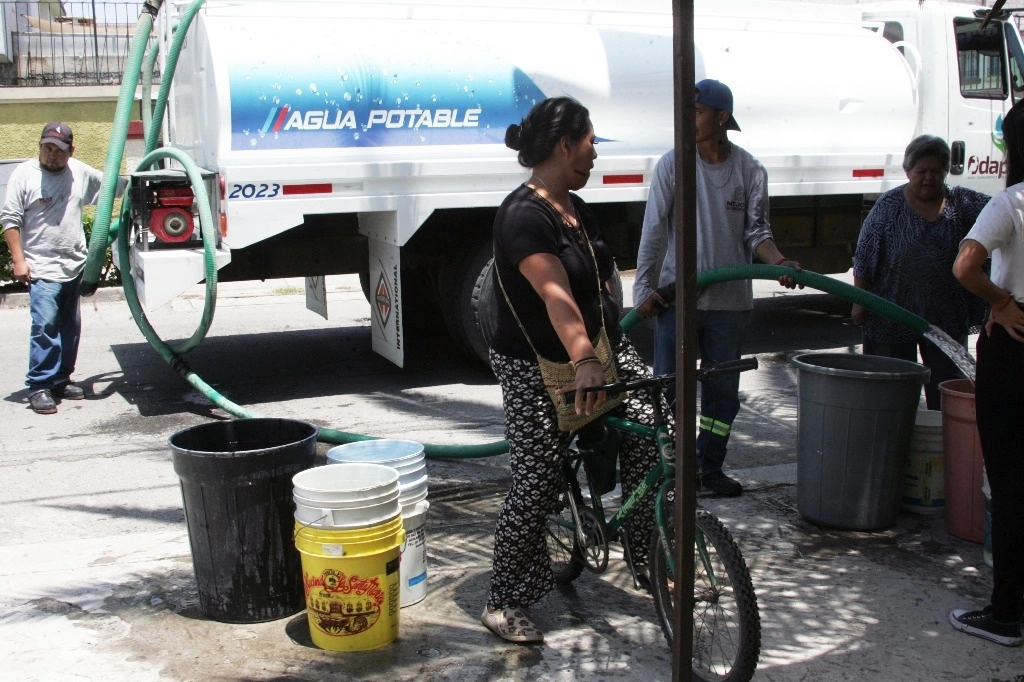 Reparto de agua en pipas. Foto Roberto García Rivas/ archivo