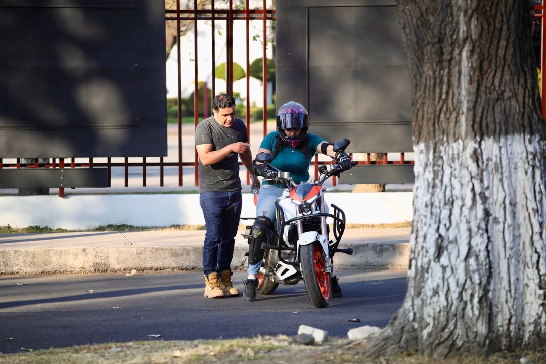 Por su parte la diputada local Patricia Urriza del partido Movimiento Ciudadano, integrante de la comisión de movilidad del congreso local, señaló, que, este tipo de vehículos  corren mayores riesgos y provocan la mayor cantidad de accidentes por lo que urge regularlos. Foto 


