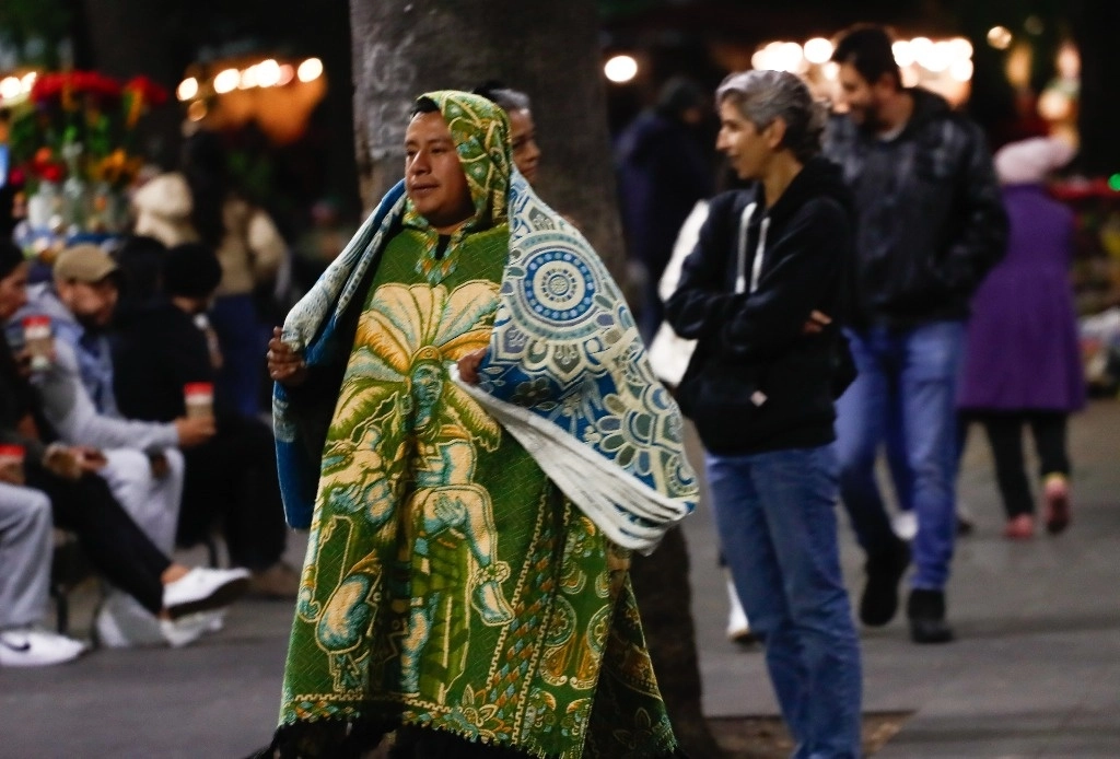 Un joven bien abrigado en la plaza de Coyoacán. Foto Víctor Camacho