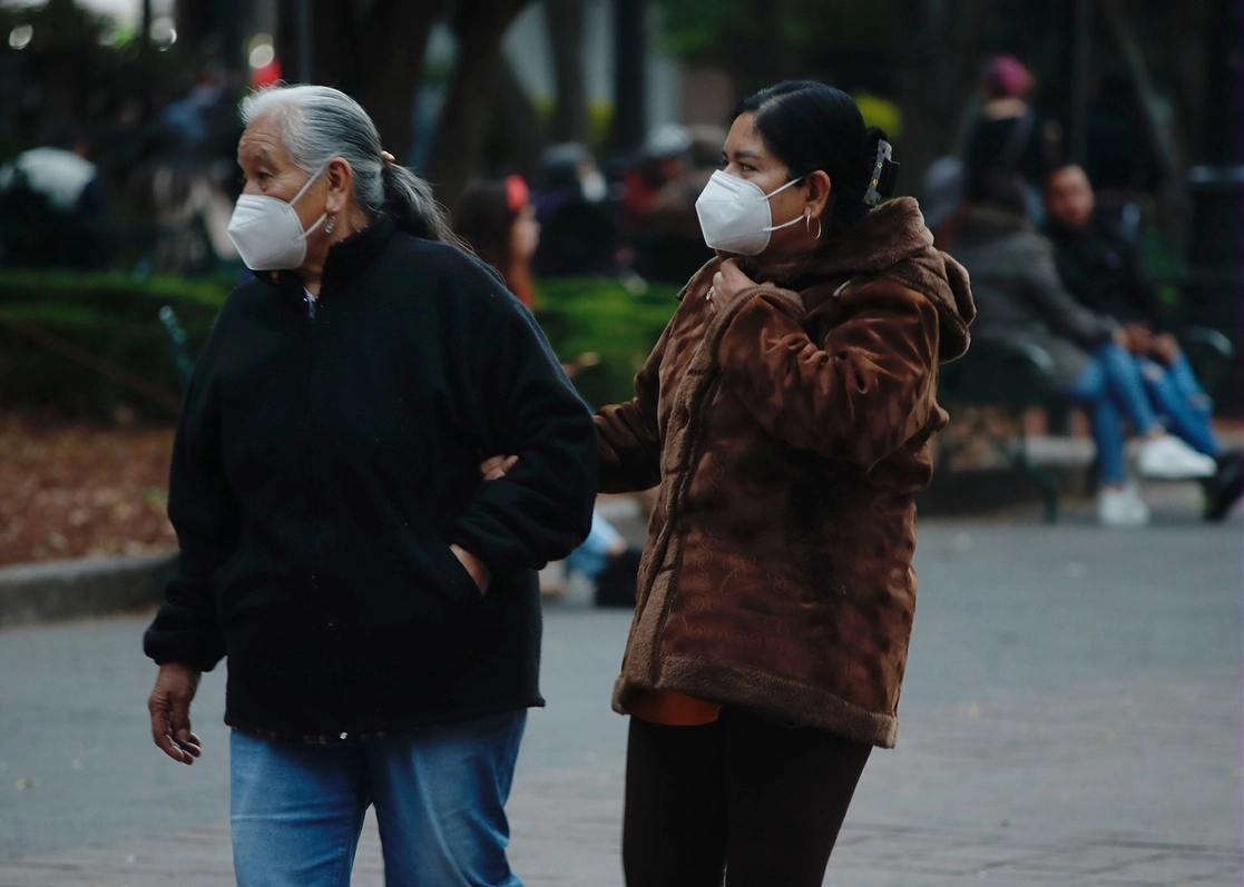 Personas se protegen del frío en imagen de archivo. Foto Cristina Rodríguez