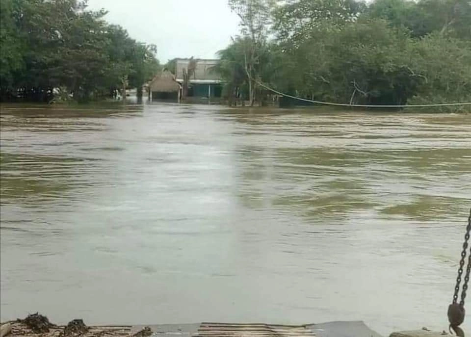 Los niveles de los ríos Uxpanapa y San José del Carmen han crecido en las últimas horas, lo que mantiene en alerta al municipio Las Choapas, en Veracruz. Foto Sayda Chiñas