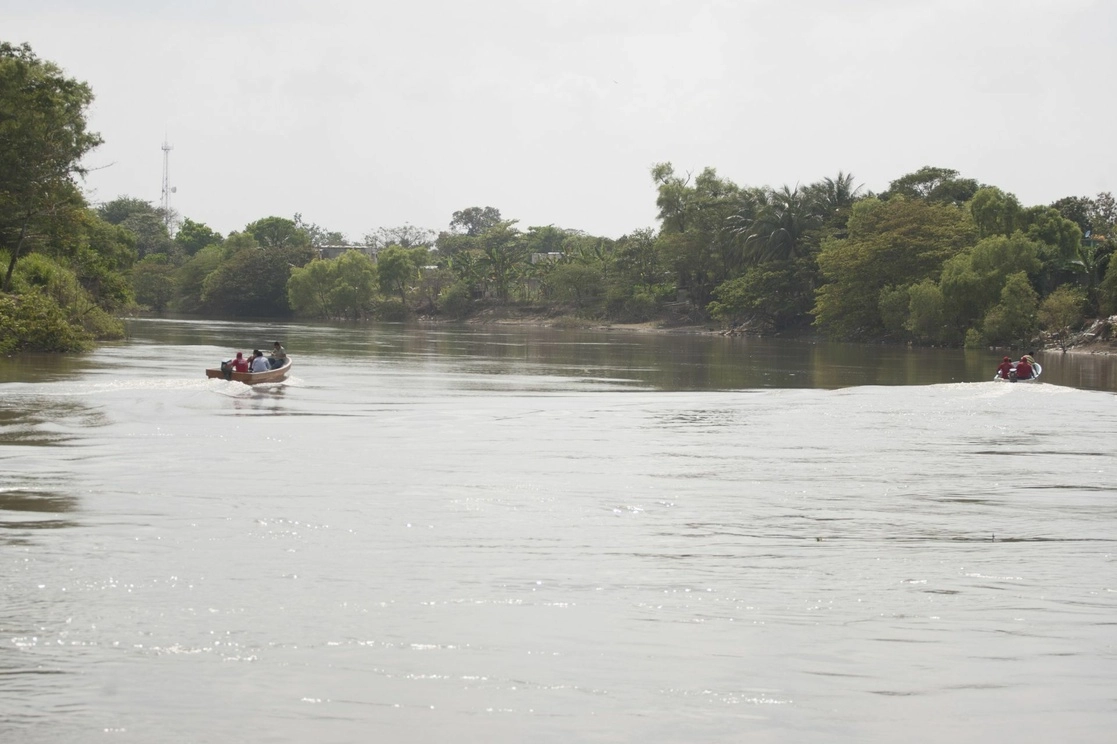 Según autoridades del Instituto de Protección Civil de Tabasco, el petróleo quemado en los ríos tabasqueños es a causa de un derrame registrado en un oleoducto de Pemex, en Chiapas. En la imagen, el río Carrizal. Foto Cuartoscuro / Archivo