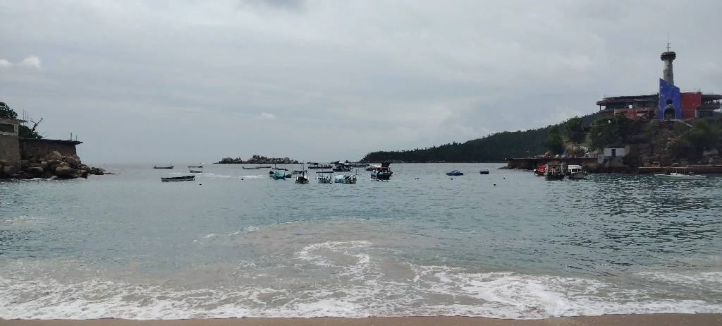 La Secretaría de Gestión Integral de Riesgos y Protección Civil estatal, informó que este lunes se mantiene el pronóstico de lluvias torrenciales en varias zonas del estado, derivado de la amplia circulación nubosa de la tormenta tropical John. Foto Héctor Briseño  
