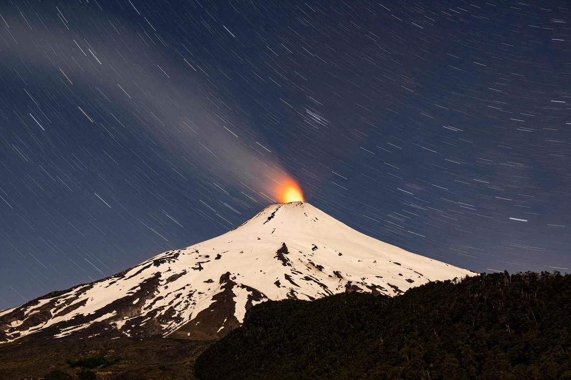 El volcán Villarrica muestra signos de actividad, visto desde Pucón, a unos 800 kilómetros al sur de Santiago. Foto Afp