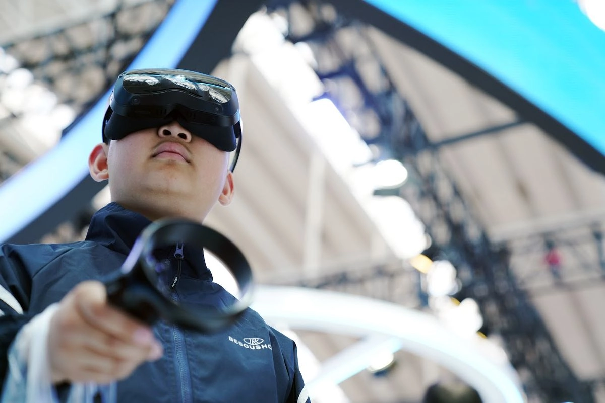 Familia de joven de 16 años que se quitó la vida demanda por muerte no premeditada a OpenAI. En la imagen, un niño prueba lentes que combinan tecnologías de inteligencia artificial y realidad virtual. Foto 