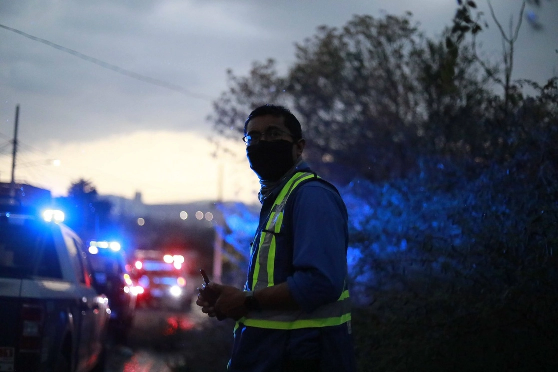 Personal de Protección Civil de Querétaro. Foto tomada de la cuenta de Twitter @pcmqro