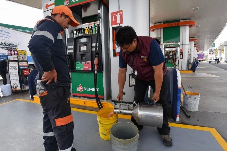 En el caso de gasolinerías, las extorsiones van de los 300 a 600 mil pesos y en restaurantes de 100 a 150 mil pesos. Foto Cuartoscuro /Archivo