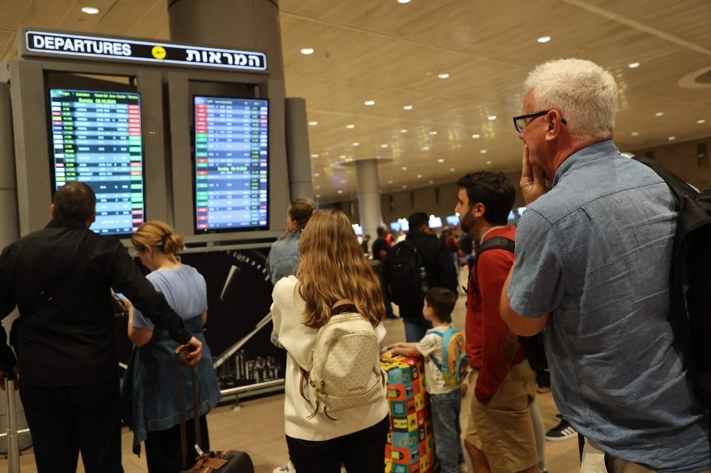 Pasajeros varados en el aeropuerto Ben Gurion cerca de Tel Aviv, Israel, el 7 de octubre de 2023, mientras los vuelos se cancelan debido a los ataques sorpresa de Hamás. Foto Afp