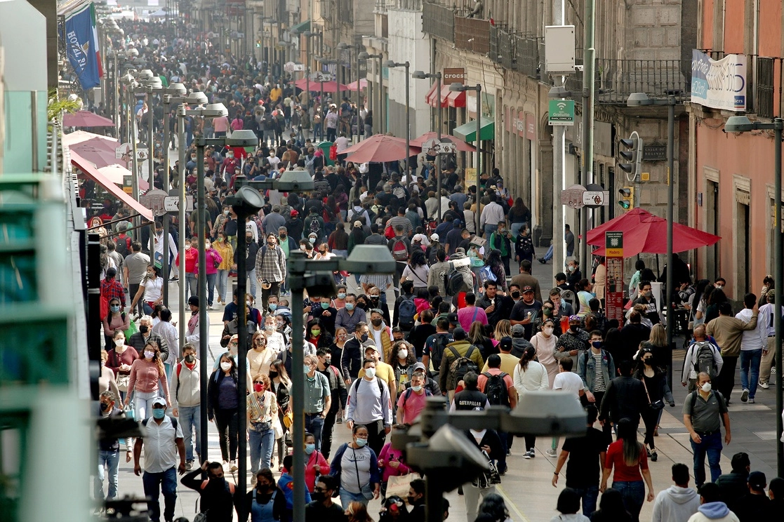 Personas acuden a realizar compras en el Centro Histórico de la Ciudad de México. Foto María Luisa Severiano
