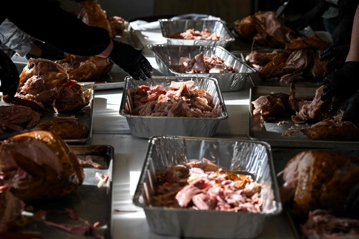 Voluntarios de la Iglesia Metodista Unida de San Pablo cortan pavos para la distribución de alimentos del Día de Acción de Gracias, donde entregarán 13,500 comidas a personas necesitadas como parte de la "Operación Pavo" en Houston, Texas, el 26 de noviembre de 2025. Foto