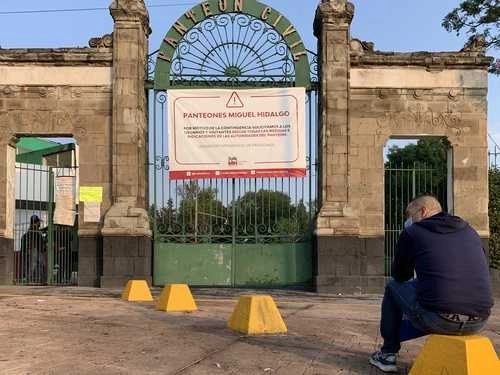 Autoridades capitalinas colocaron avisos en los diferentes panteones para evitar la propagación de contagios masivos de Covid-19 durante la fase 3 de la emergencia sanitaria.Foto José Antonio López