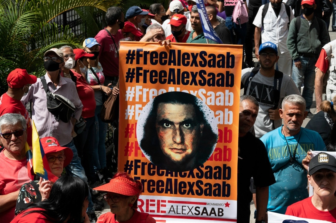 
Movilización frente a la Asamblea Nacional en Caracas, Venezuela, para exigir la liberación del empresario colombiano, Alex Saab, preso en una cárcel de Miami, EU. Foto Afp
    