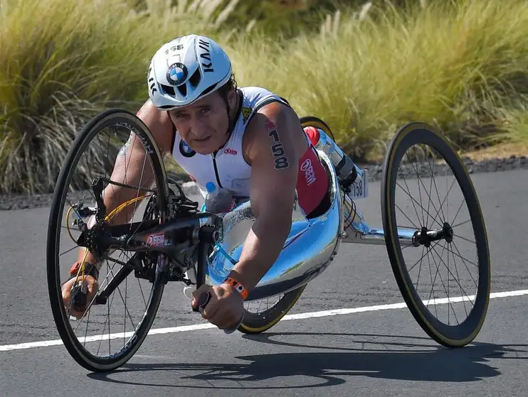 El piloto  y ciclista paralímpico italiano Alex Zanardi compite en el Ironman de 2015, en Hawai. Foto. Ap