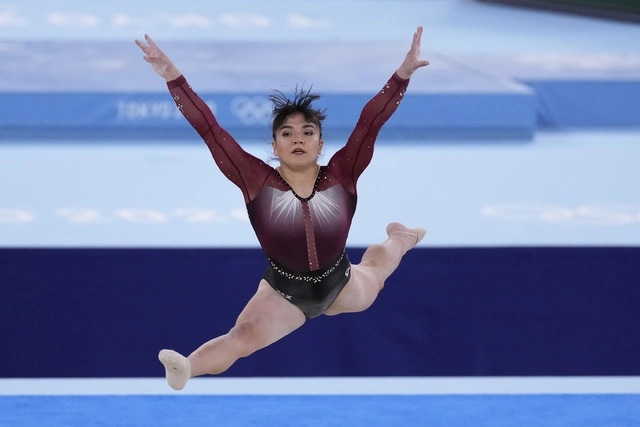 La gimnasta mexicana Alexa Moreno avanzó a la final de salto de caballo en su debut en los Juegos Olímpicos Tokio 2020. Foto Ap 