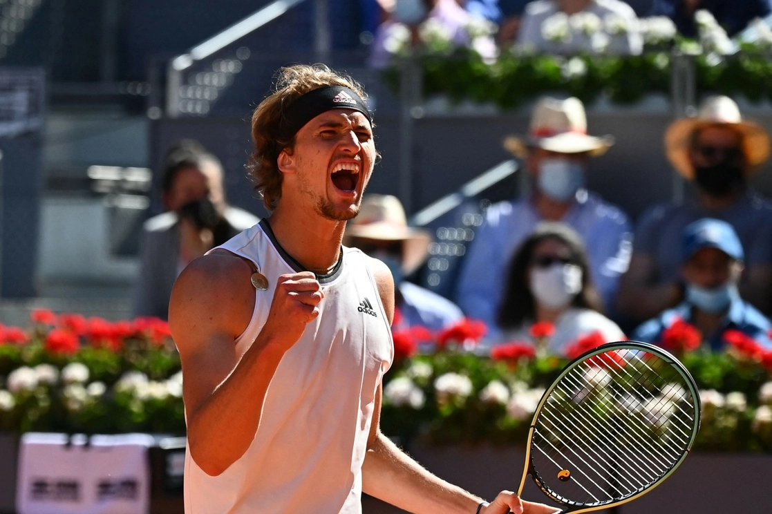 En dos sets iguales de 6-4, Alexander Zverev derrotó al Nadal para instalarse en als semifinales del Abierto de Madrid. Foto Afp