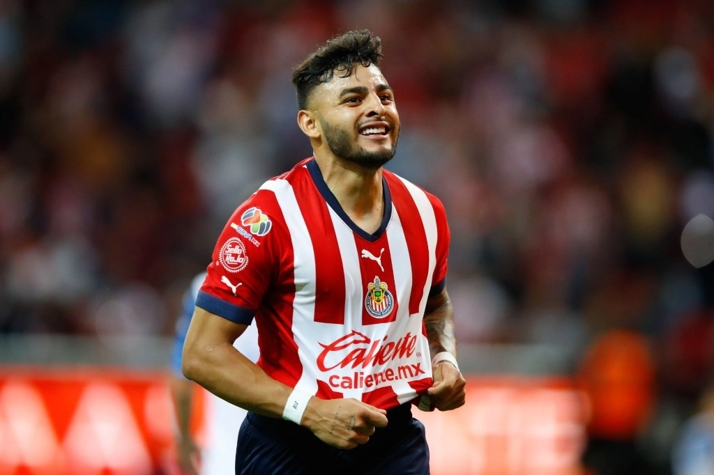 Chivas informó que este miércoles Alexis Vega, Cristian Calderón y Raúl Martínez regresaron a los entrenamientos del equipo. Foto Cuartoscuro / Archivo