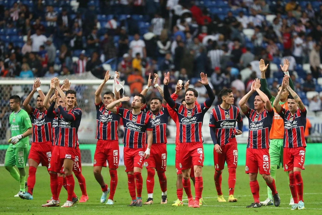 Jugadores de Chivas de Guadalajara celebran su primer victoria ante la escuadra de Monterrey. Foto @Chivas