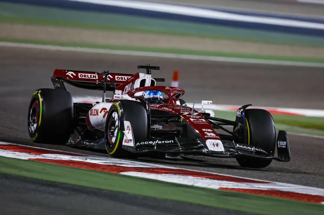 El equipo Alfa Romeo F1 Team ORLEN obtuvo un gran resultado en la primera carrera del campeonato 2022 de F1, en el Gran Premio de Bahrain, con Bottas sexto y Guanyu décimo, sumando las primeras 9 unidades para el equipo. Foto Alfa Romeo
