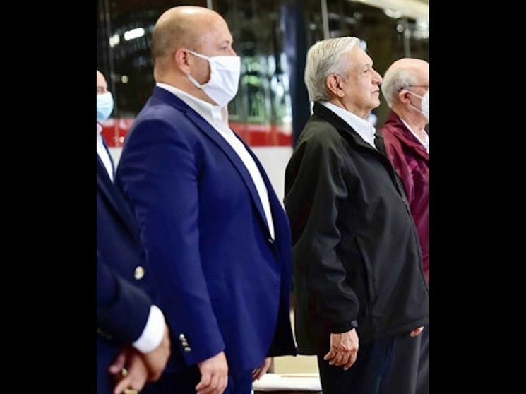 En sólo dos días, el gobernador de Jalisco (izquierda) cambió de tachar de lambiscones ofensivos a los mandatarios que no critican el centralismo del PEF para 2021. Foto Presidencia