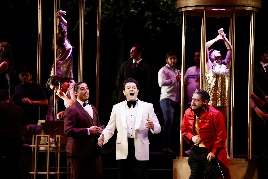 Alfredo Daza (de traje rojo) alternará con Jorge Lagunes el papel protagónico de la nueva producción de ‘Rigoletto’, que presenta a partir de hoy la Compañía Nacional de Ópera. Foto 