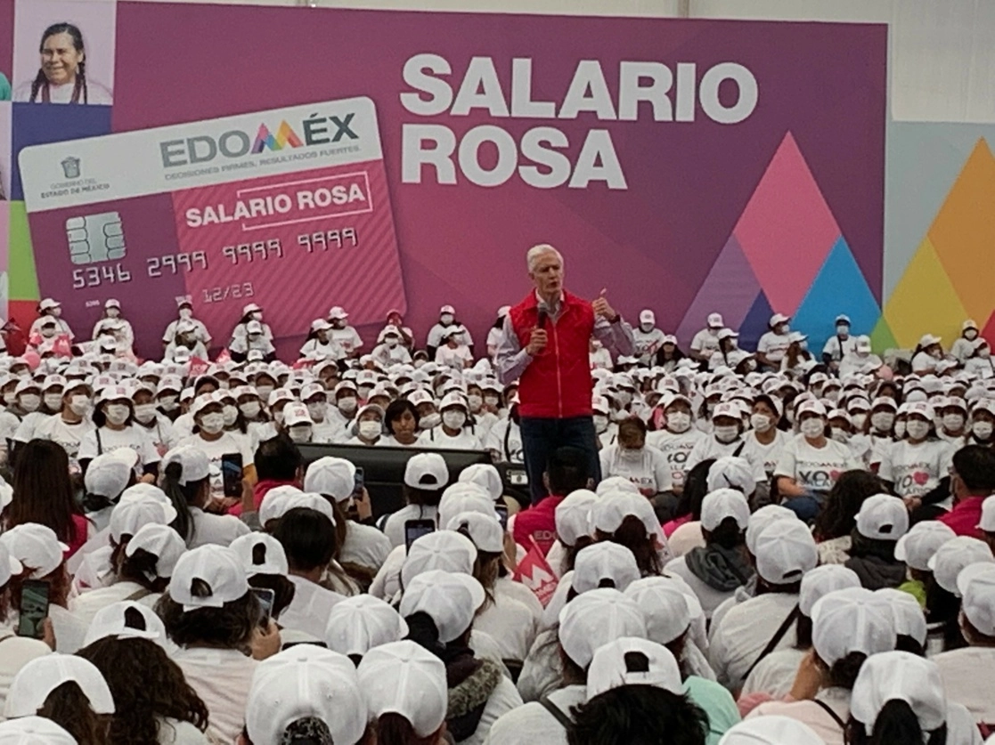 El gobernador Alfredo del Mazo Maza en el Tecnológico de Estudios Superiores del Oriente del Estado de México (Tesoem) con más de dos mil mujeres beneficiarias del programa Salario Rosa, el 16 de agosto de 2022. Foto René Ramón