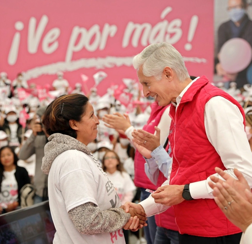 Alfredo del Mazo en la entrega de tarjetas del Salario Rosa a mujeres de los municipios de Atizapán de Zaragoza, Nicolás Romero, Tlalnepantla y Cuautitlán Izcalli. Foto La Jornada