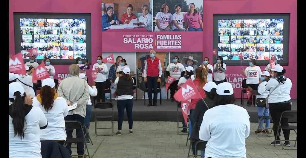 El gobernador fue recibido por decenas de mujeres beneficiarias del programa estatal. Foto @alfredodelmazo