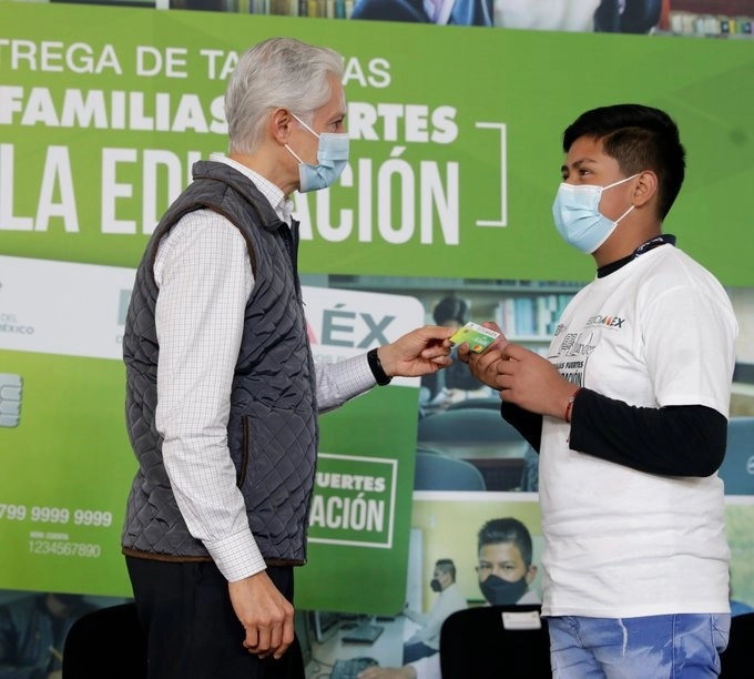 Por la mañana el gobernador Del Mazo entregó becas a menores de edad. Foto tomada de la cuenta de Twitter @alfredodelmazo