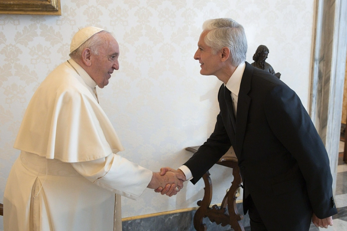 El gobernador mexiquense, Alfredo del Mazo Maza, informó que durante su gira internacional por Italia y el Vaticano, se reunió con el papa Francisco. Imagen tomada de Twitter @alfredodelmazo