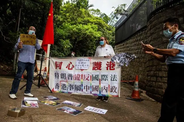 Protesta frente al Consulado de EU en Hong Kong por las sanciones en contra de la jefa del Gobierno, Carrie Lam. Foto Afp
