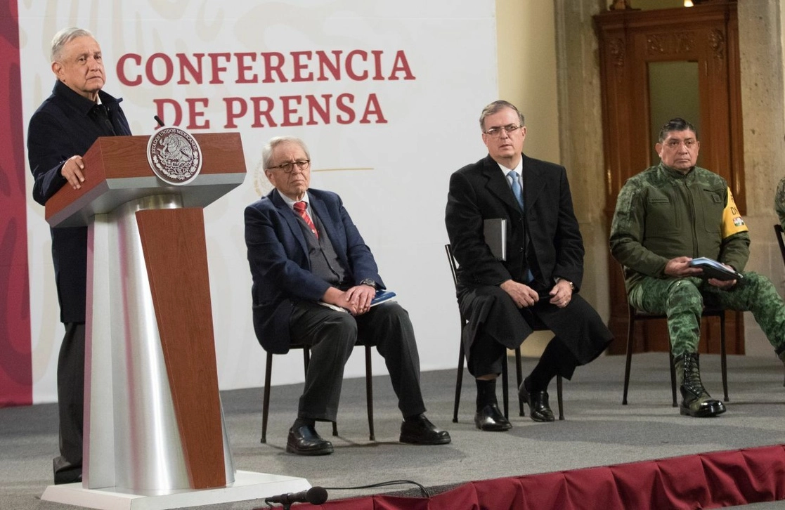 El presidente Andrés Manuel López Obrador, acompañado de los secretarios de Salud, Jorge Alcocer; de Relaciones Exteriores, Marcelo Ebrard; y de la Defensa Nacional, Luis Cresencio Sandoval, durante su conferencia matutina en Palacio Nacional, este 24 de diciembre de 2020. Foto Cuartoscuro