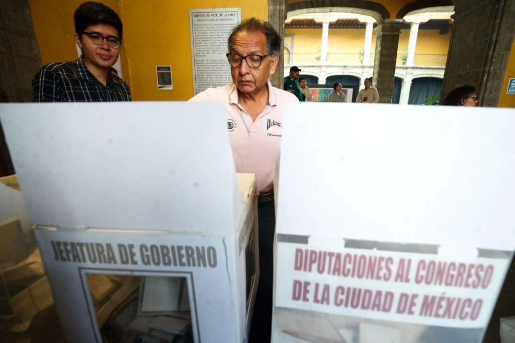Ciudadanos ejercen su derecho al voto en la casilla 4748, ubicada en el Museo de Arte de la SHCP, en el Centro Histórico capitalino, el 2 de junio de 2024. Foto Cristina Rodríguez






