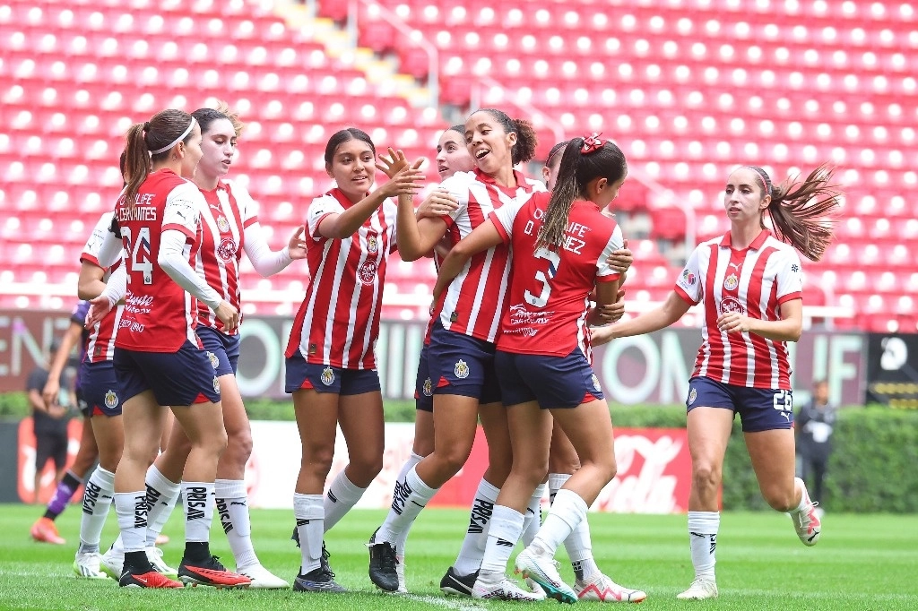 Las tapatías se mantienen al acecho de los primeros puestos de la Liga Mx Femenil al conservar el tercer puesto con 27 unidades. Foto tomada de X @ChivasFemenil  