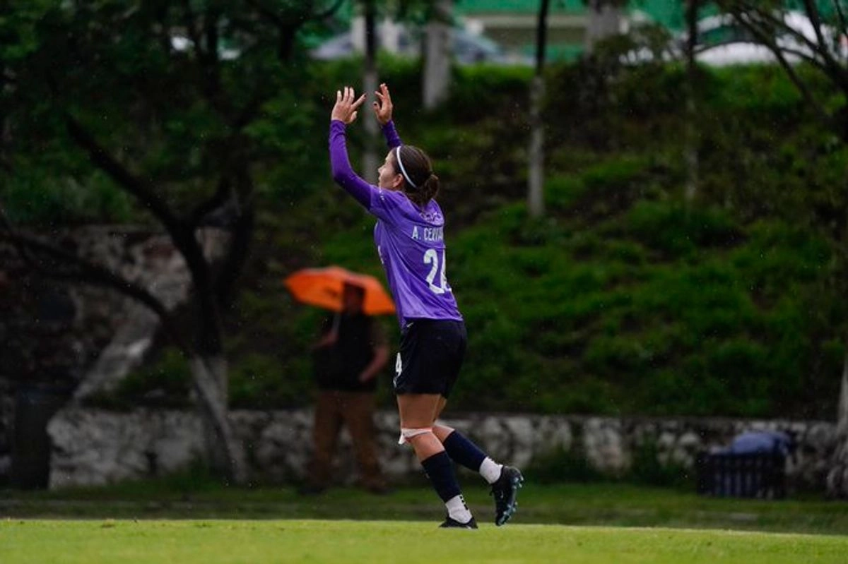 La futbolista de Chivas Femenil, Alicia Cervantes festeja su anotación durante el encuentro. Foto tomada de la cuenta de X 