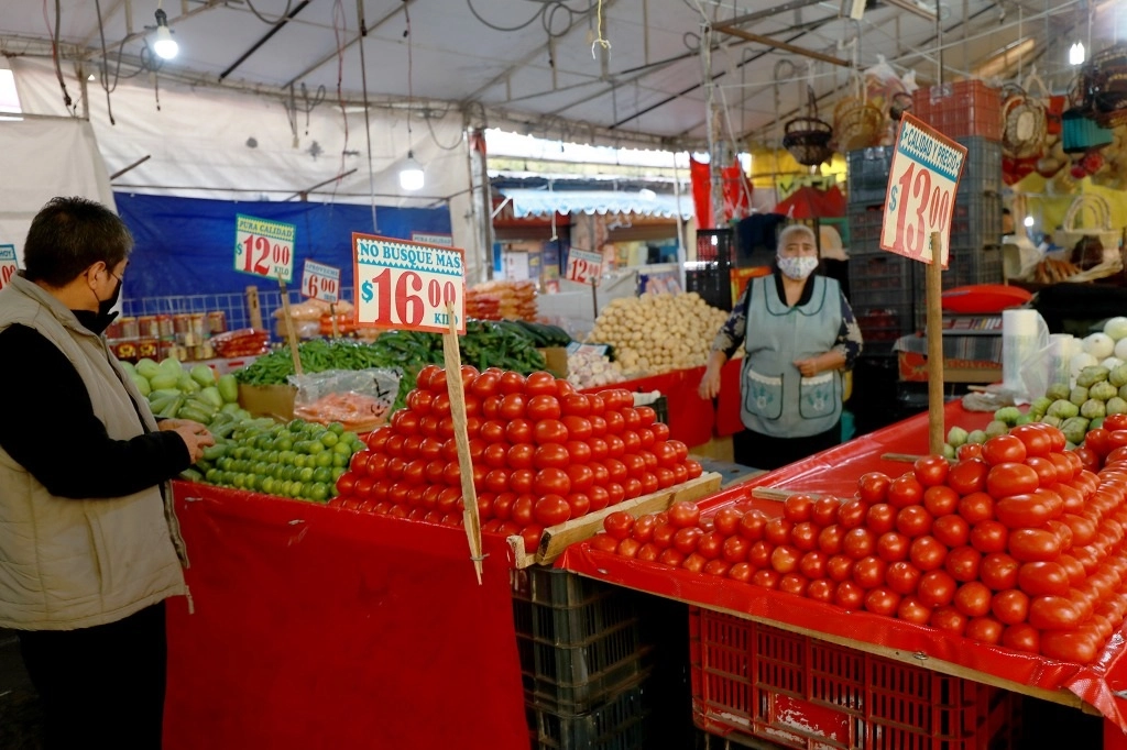 Venta de vegetales en el mercado de La Merced de la Ciudad de México, en imagen del 21 de septiembre de 2020. Foto María Luisa Severiano