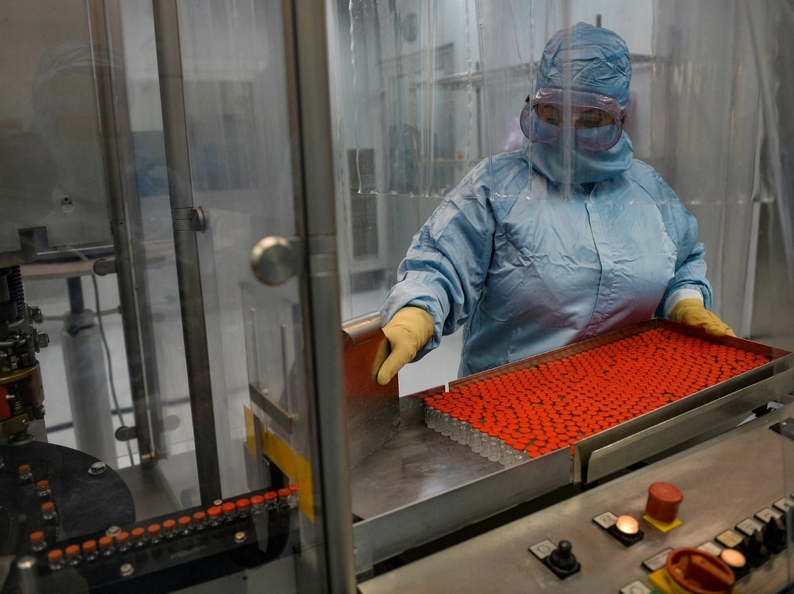 Una técnica trabaja con la vacuna contra el coronavirus Soberana 02, en La Habana, Cuba, el 20 de enero de 2021. Foto Pool vía Ap 