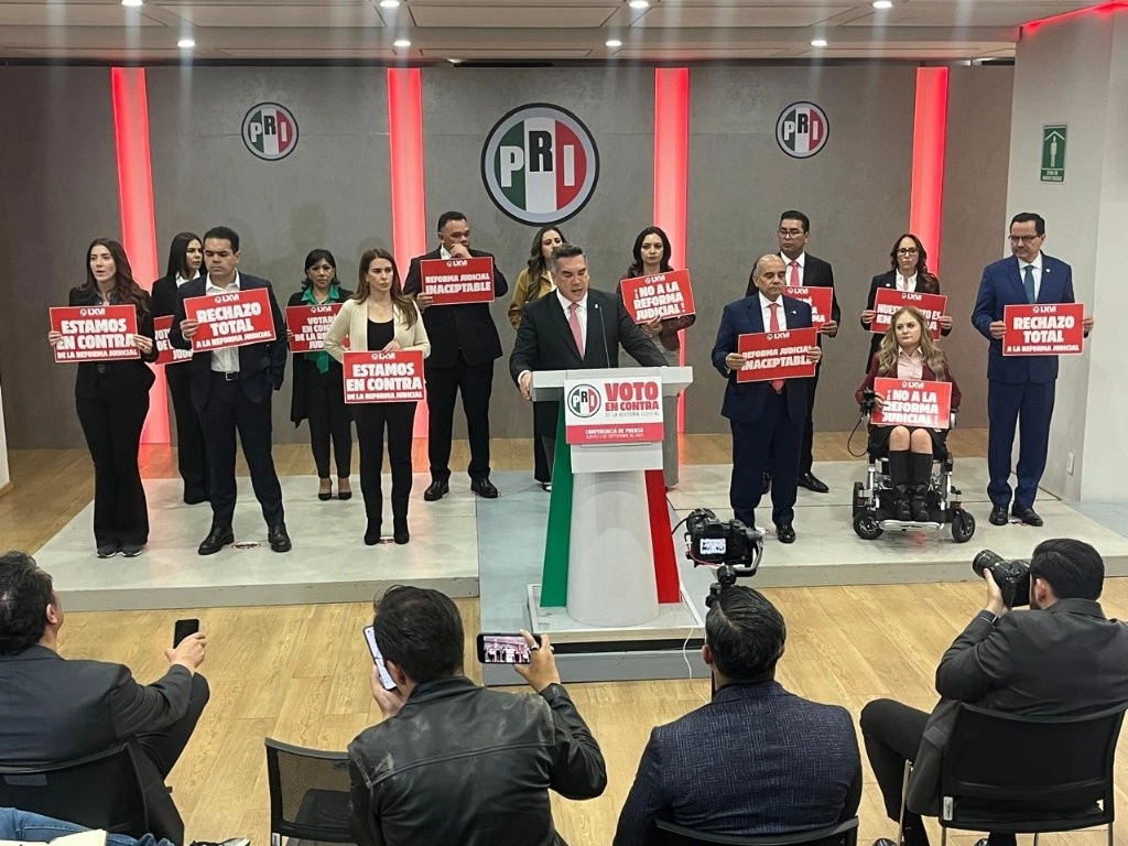 Ayer jueves, el senador y presidente nacional del PRI, Alejandro Moreno, ofreció una conferencia de prensa sobre la aprobación de la reforma judicial. Foto Alfredo Domínguez