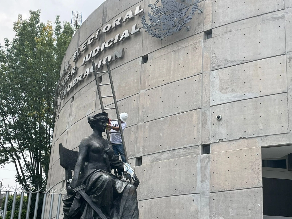 Trabajadores de mantenimiento en la parte externa de la sede del Tribunal Electoral del Poder Judicial de la Federación en la CDMX. Foto Fabiola Martínez