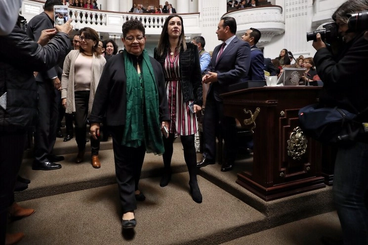 La fiscal General de Justicia capitalina, Ernestina Godoy,entregó el Plan de Política Criminal al Congreso. Foto Marco Pelaez