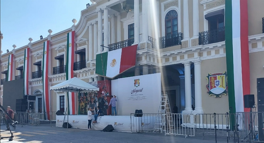 Armado de la plataforma donde dará el Grito de Independencia en Nayarit el gobernador Miguel Ángel Navarro Quintero. Foto ‘La Jornada’