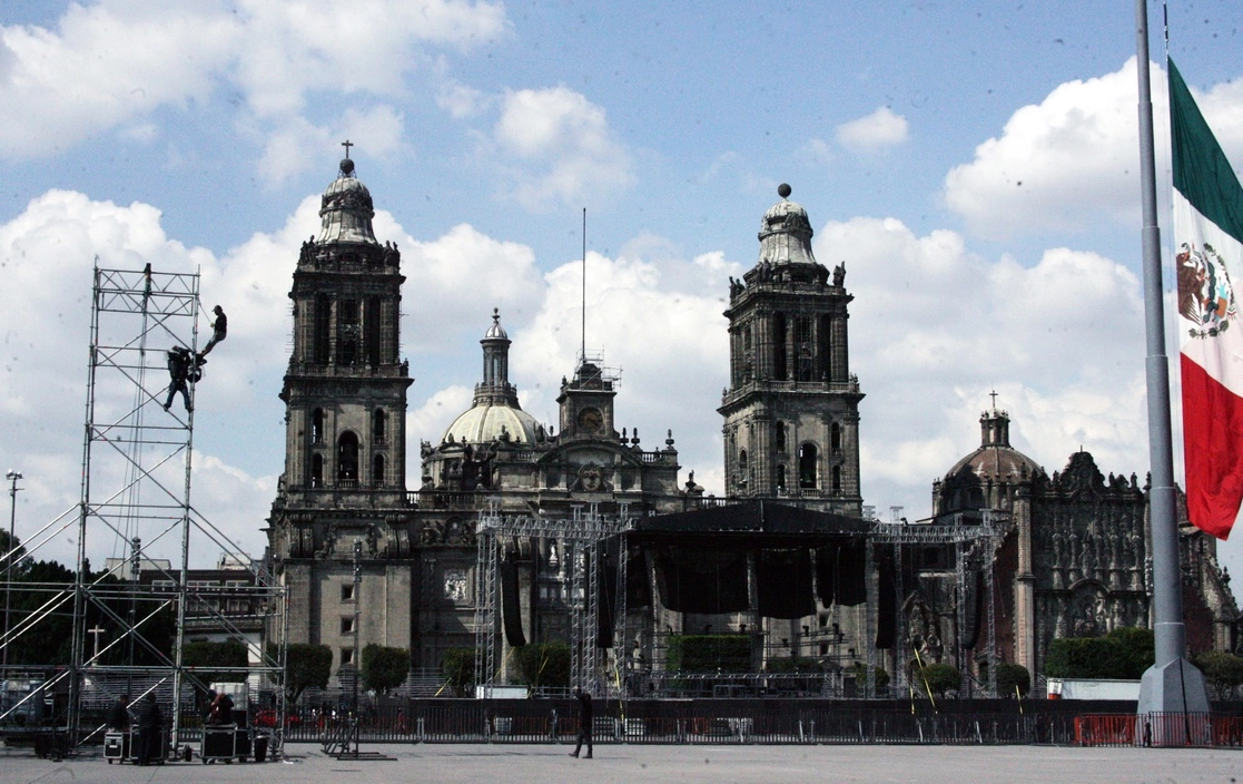 Aspecto de los preparativos por trabajadores del gobierno local para la celebración de los festejos patrios en el Zócalo de la Ciudad de México. Foto Roberto García Ortiz



