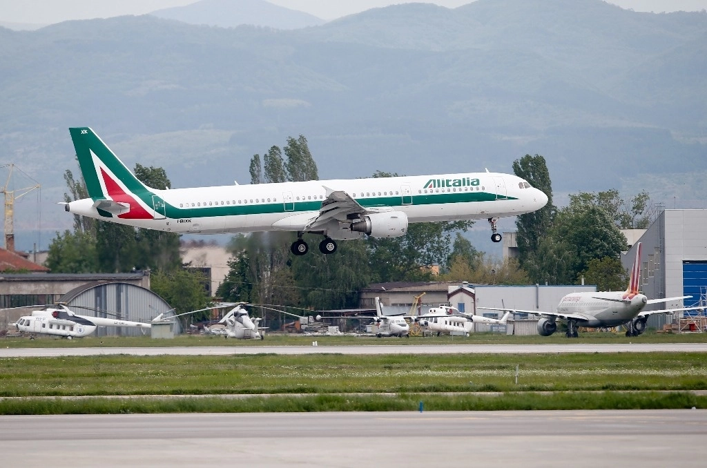 En esta fotografía tomada el domingo 5 de mayo de 2019, un avión de Alitalia despega del aeropuerto de Sofía, Bulgaria.  Foto Ap