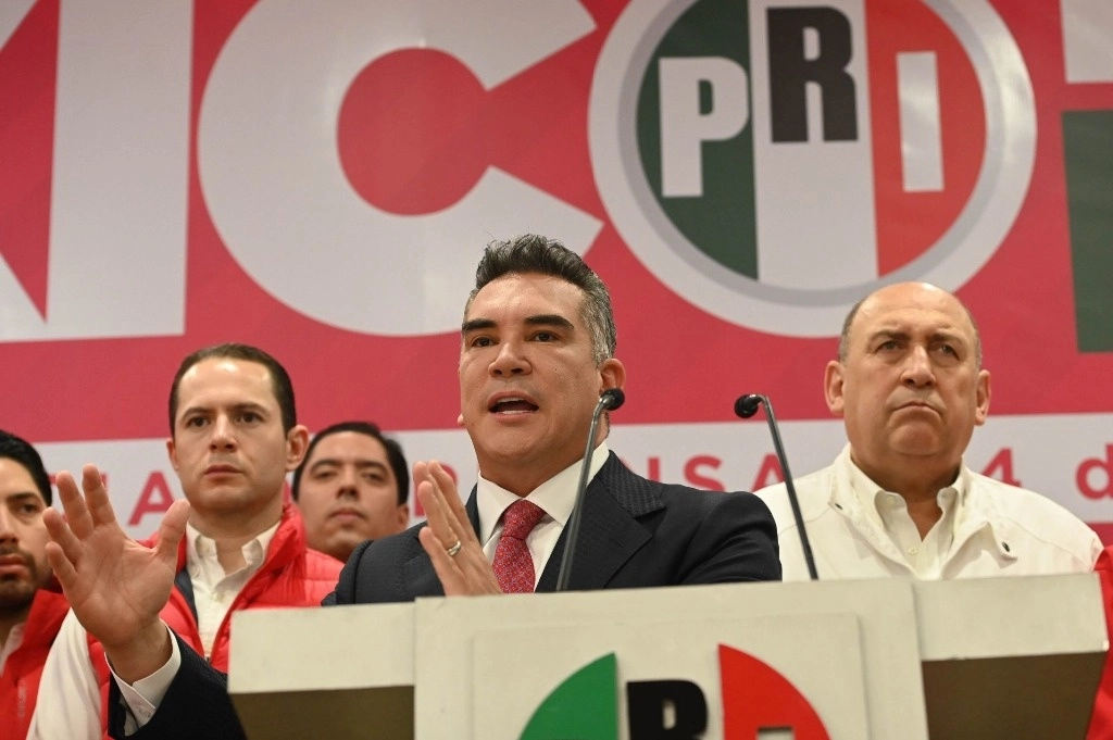 El dirigente nacional del PRI, Alejandro Moreno, durante la conferencia de prensa, en la que anunció que dejará la dirigencia de su partido y su candidatura al Senado en caso de que Jorge Álvarez Maynez decline a favor de Xóchitl Gálvez, en la Ciudad de México, el 14 de mayo. Foto Cuartoscuro 