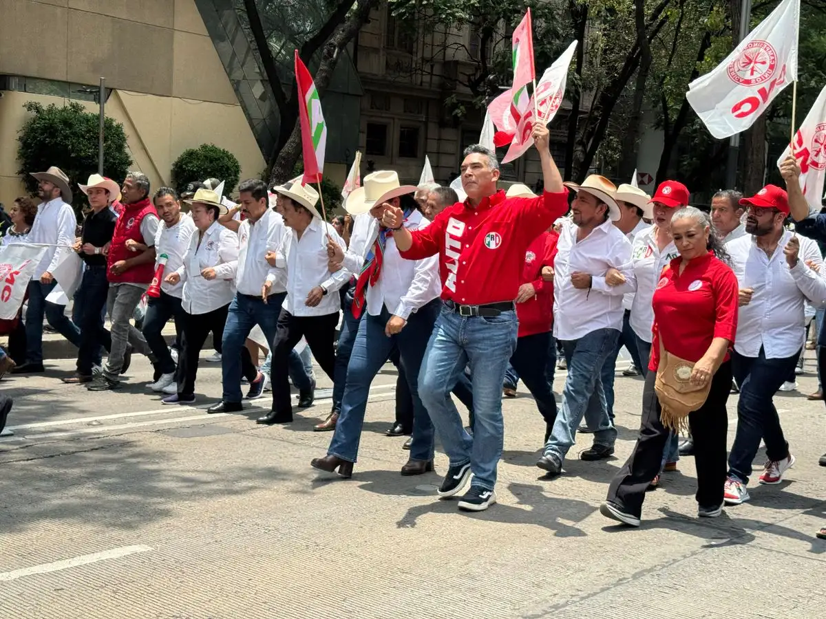 El senador Alejandro Moreno, líder nacional del PRI, se suma a la marcha en su apoyo que se realiza sobre Paseo de la Reforma, tras el incidente ocurrido la tarde del miércoles en el Senado de la República, en la Ciudad de México, el 28 de agosto de 2025. Foto 