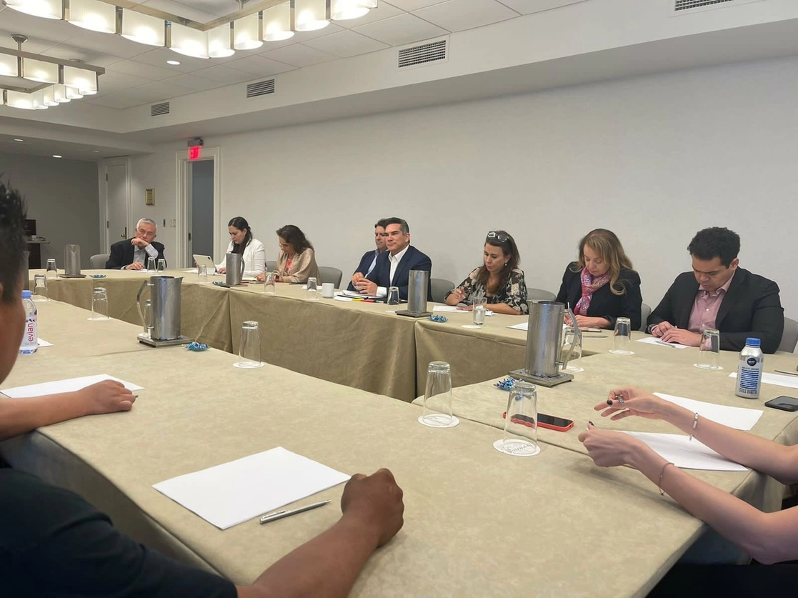 El dirigente nacional del PRI, Alejandro Moreno, reunido con migrantes residentes en diversas partes de Estados Unidos, el 25 de julio de 2022. Foto tomada del Twitter de @alitomorenoc