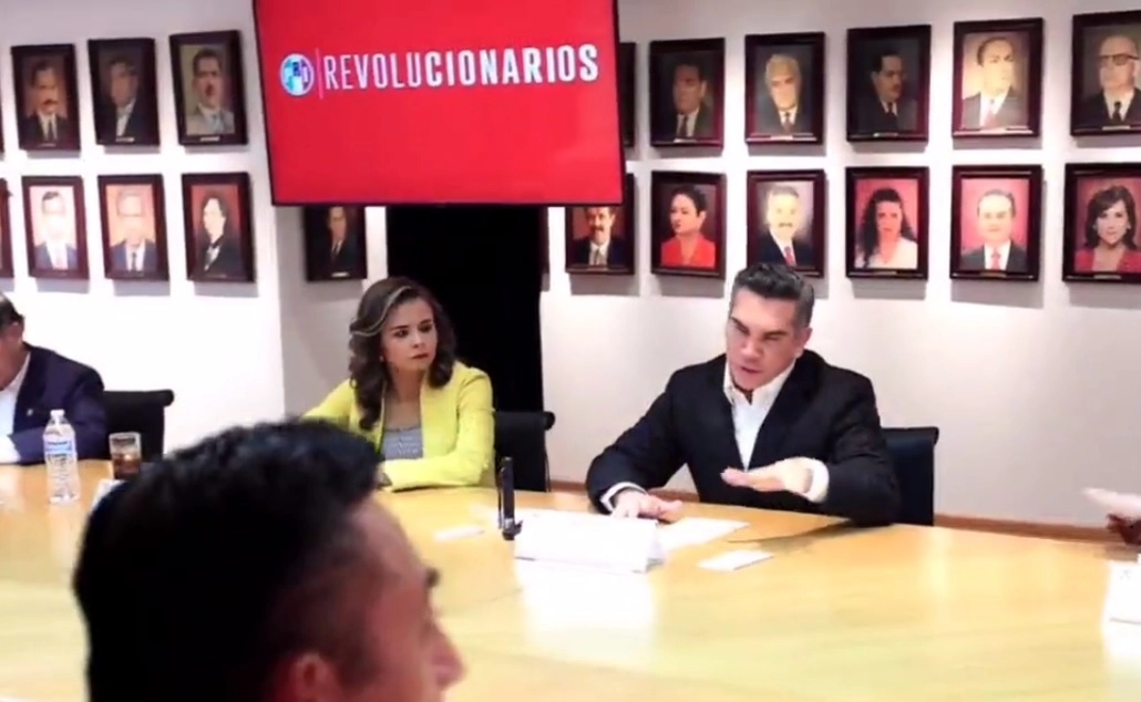 Alejandro Moreno en la sala de juntas del PRI en imagen de archivo tomada de su cuenta de twitter.