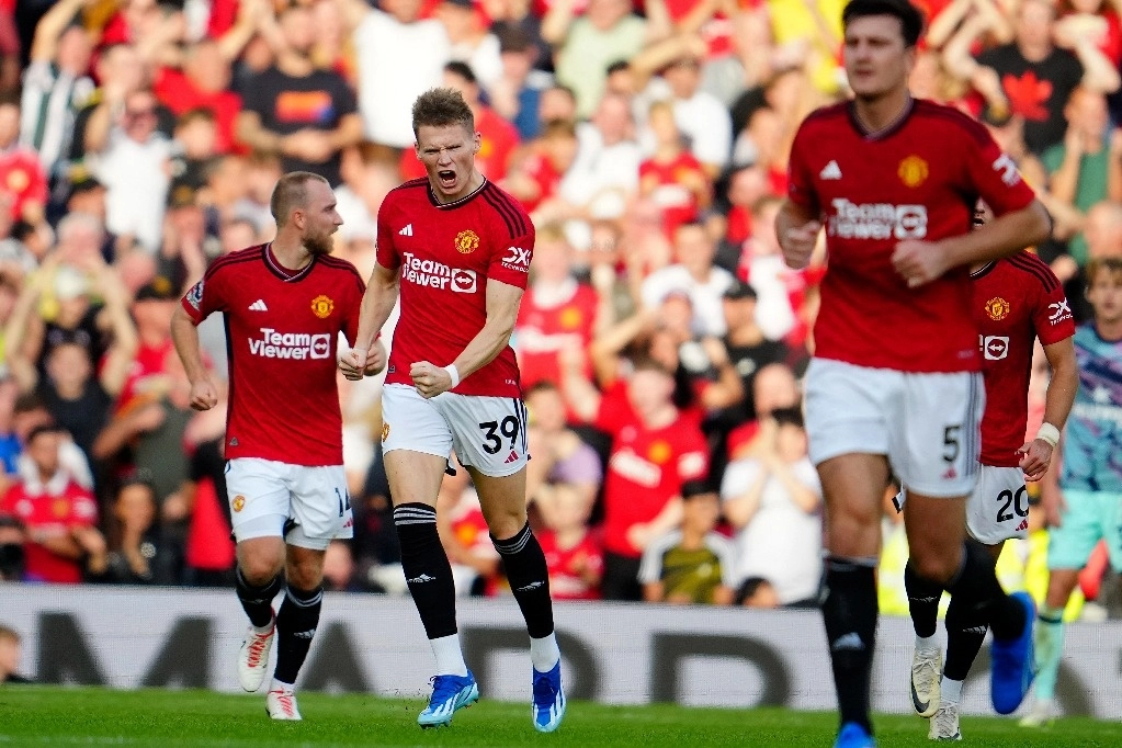 Scott McTominay (número 39) marcó dos goles en tiempo de compensación ante Brentford, en la fecha ocho de la Liga Premier. Foto Ap