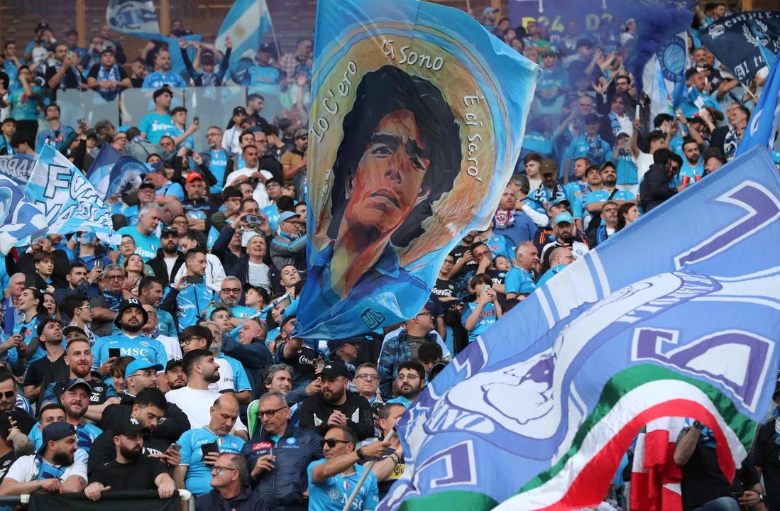 Los aficionados del Napoli animan durante el partido de la Serie A italiana entre el Napoli y el Cagliari en el estadio Diego Armando Maradona de Nápoles el 23 de mayo de 2025.  Foto