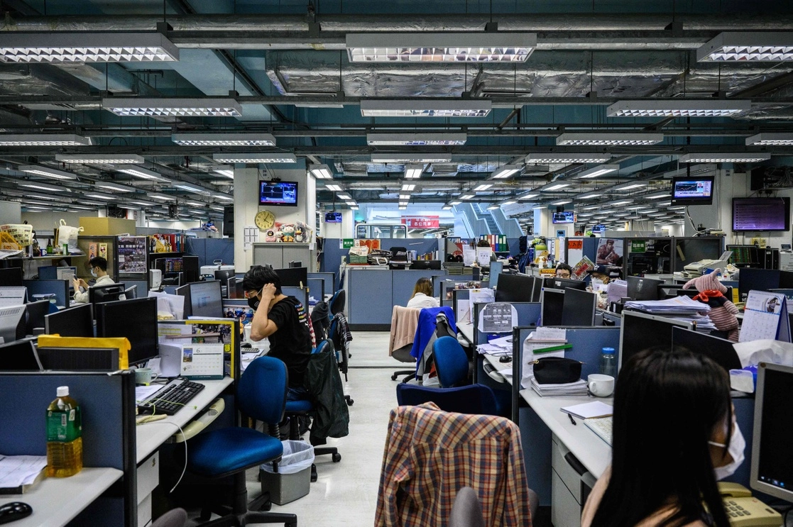 La policía de Hong Kong allanó las oficinas del diario prodemocracia 'Apple Daily' y detuvo a cinco ejecutivos, el 17 de junio de 2021. Foto Afp 